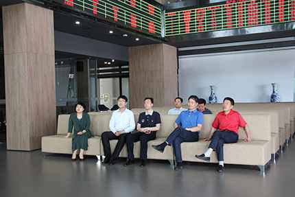 2017年6月20日，農(nóng)業(yè)部國(guó)際合作司條法處處長(zhǎng)顧衛(wèi)兵一行，在省農(nóng)業(yè)廳對(duì)外合作處處長(zhǎng)翟建庭、市農(nóng)業(yè)局領(lǐng)導(dǎo)的陪同下，到中國(guó)食品谷中凱智慧冷鏈物流園東亞畜牧交易所參觀考察.jpg
