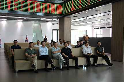 2017年5月18日，濰坊市委統(tǒng)戰(zhàn)部副部長、市工商聯(lián)黨組書記胡立帶隊一行6人，到中國食品谷中凱智慧冷鏈物流園東亞畜牧交易所參觀。.jpg